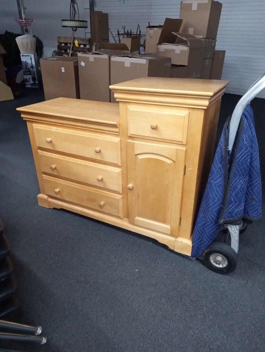 4 drawer and storage changing table