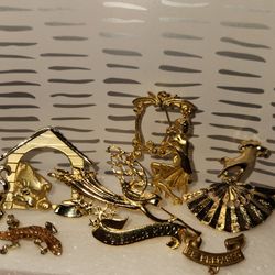 #2350, MID CENTURY LOT OF 6 BROOCHES, GOLD PLATED, GREAT CONDITION
