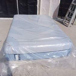 New Sealy full size hybrid mattress and box spring