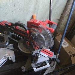 Milwaukee Cordless Mitersaw