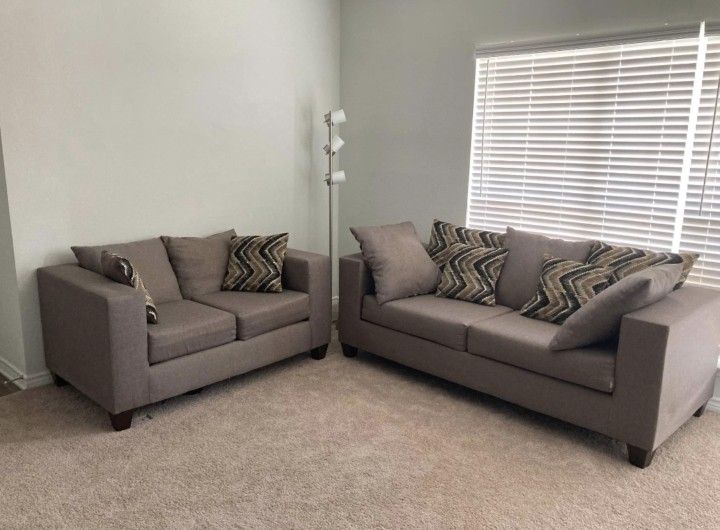 great condition . Super comfy . Super-comfy Lillian August sofa, great condition - AptDeco main image 4