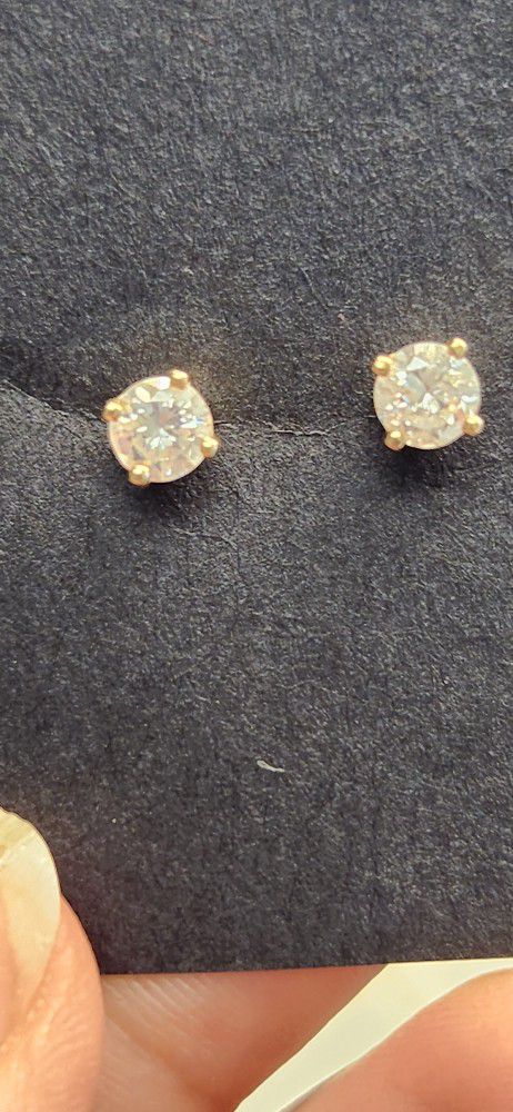 1/2 tcw Diamond Earring. Gold Setting. 