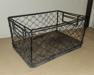 VINTAGE RUSTIC INDUSTRIAL FARMHOUSE CHICKEN WIRE METAL STORAGE BASKET WOOD BASE BIN CONTAINER ORGANIZER CRATE WITH HANDLES AND LABEL HOLDER