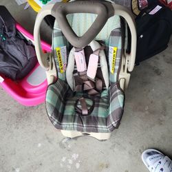 Infant Car Seat- No Accidents 
