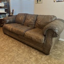 “Leather Sofa + Loveseat Set – Great Condition, Pull-Out Bed