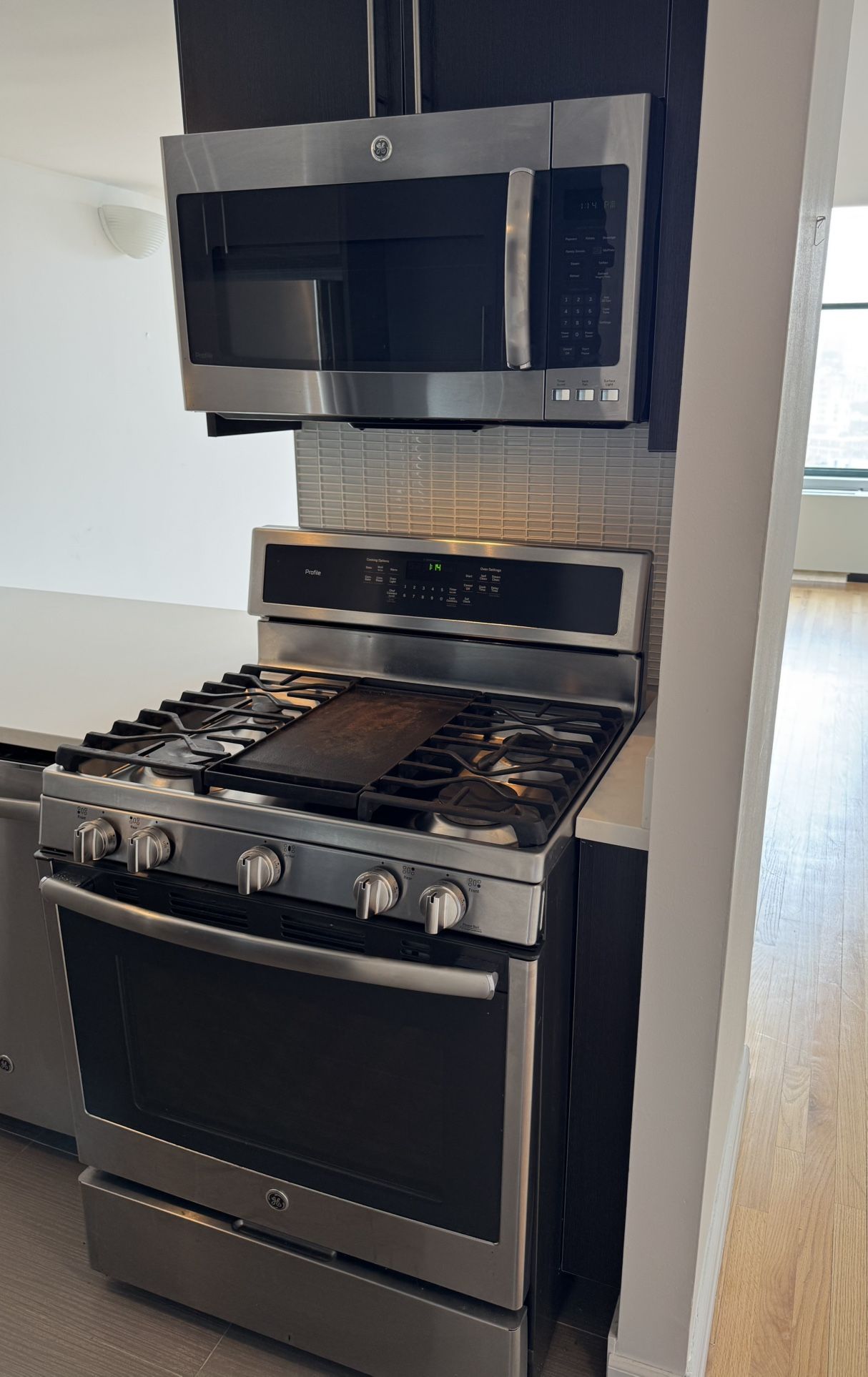 GAS STOVE with MICROWAVE included