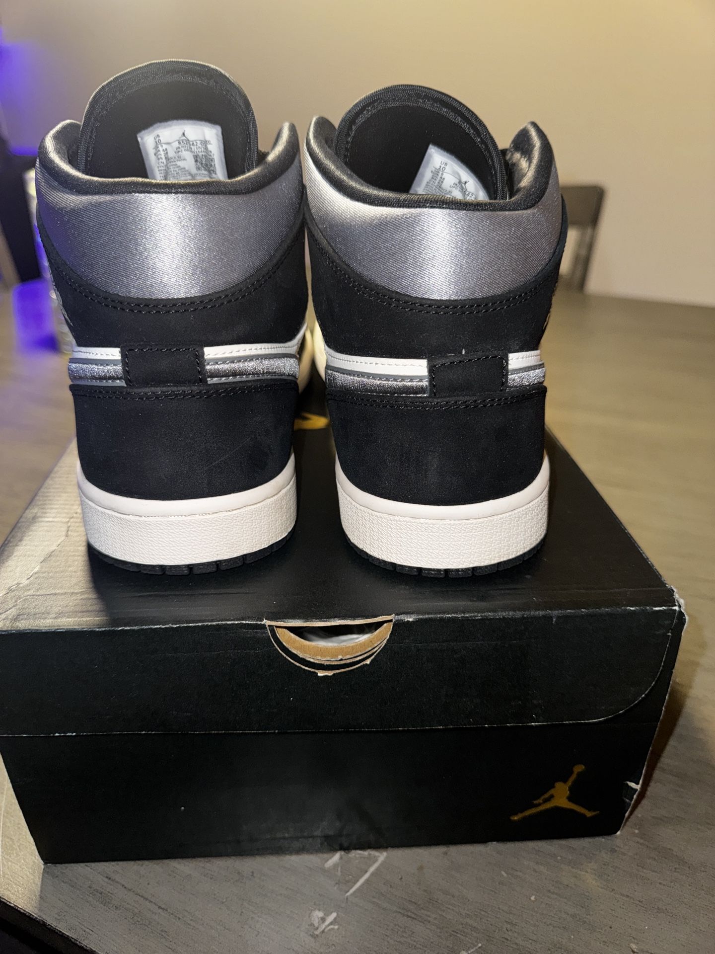 Jordan 1 Mid Satin Grey Toe