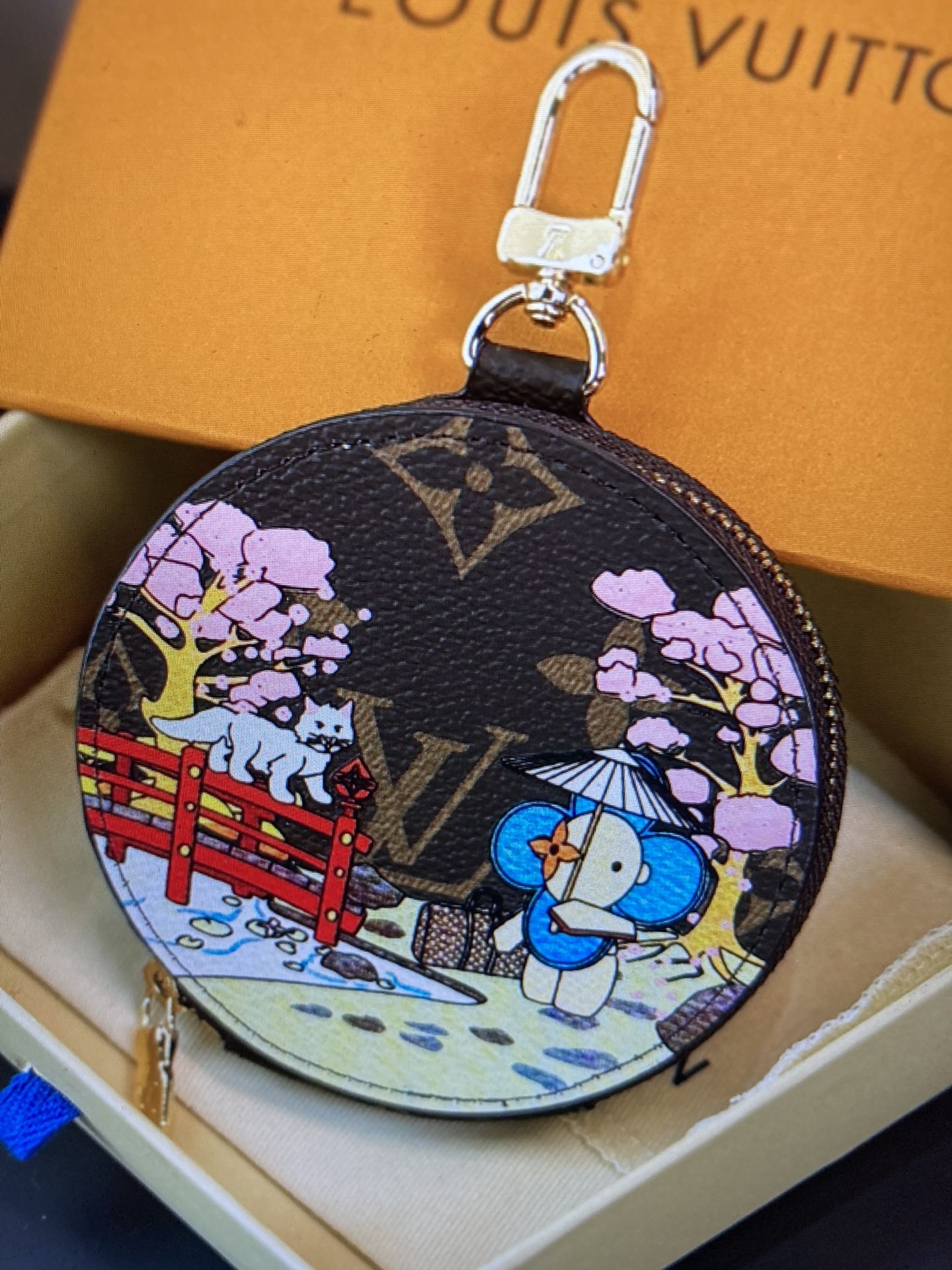 Round wallet is a must-have for business trips