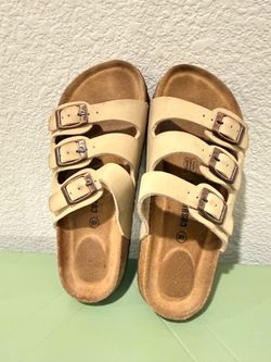 CUSHIONAIRE Florida Soft style Size 4M. Triple Buckle Comfort Leather