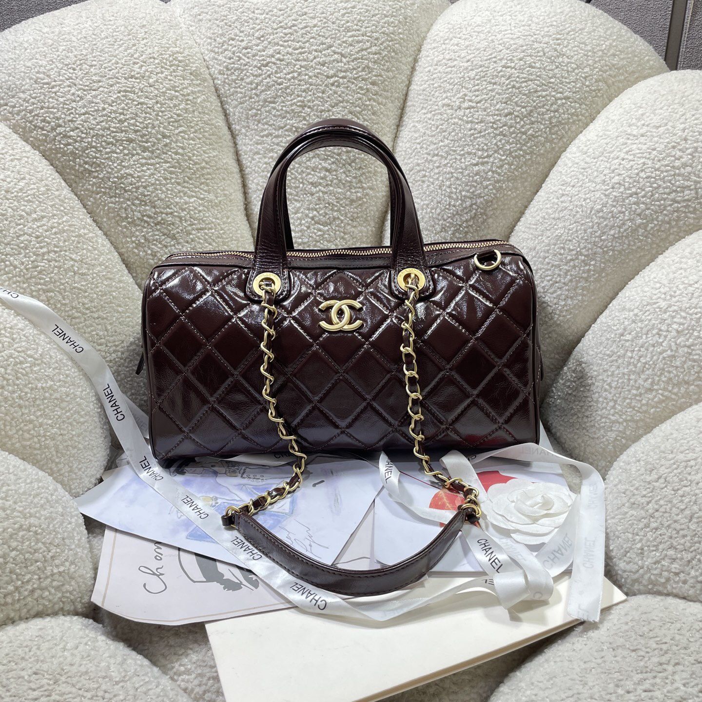A classic and versatile retro shoulder bag