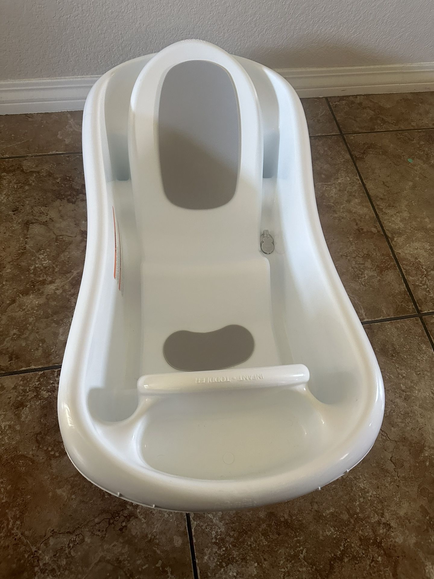 The First Years Sure Comfort Deluxe Newborn-to-Toddler Tub