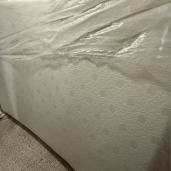 Free Queen Size Memory Foam Mattress 12/17/25 9:30PM