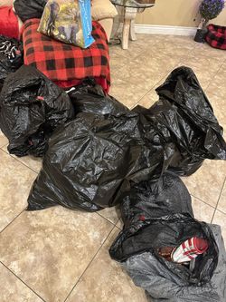 FREE CLOTHES: MUST PICK UP