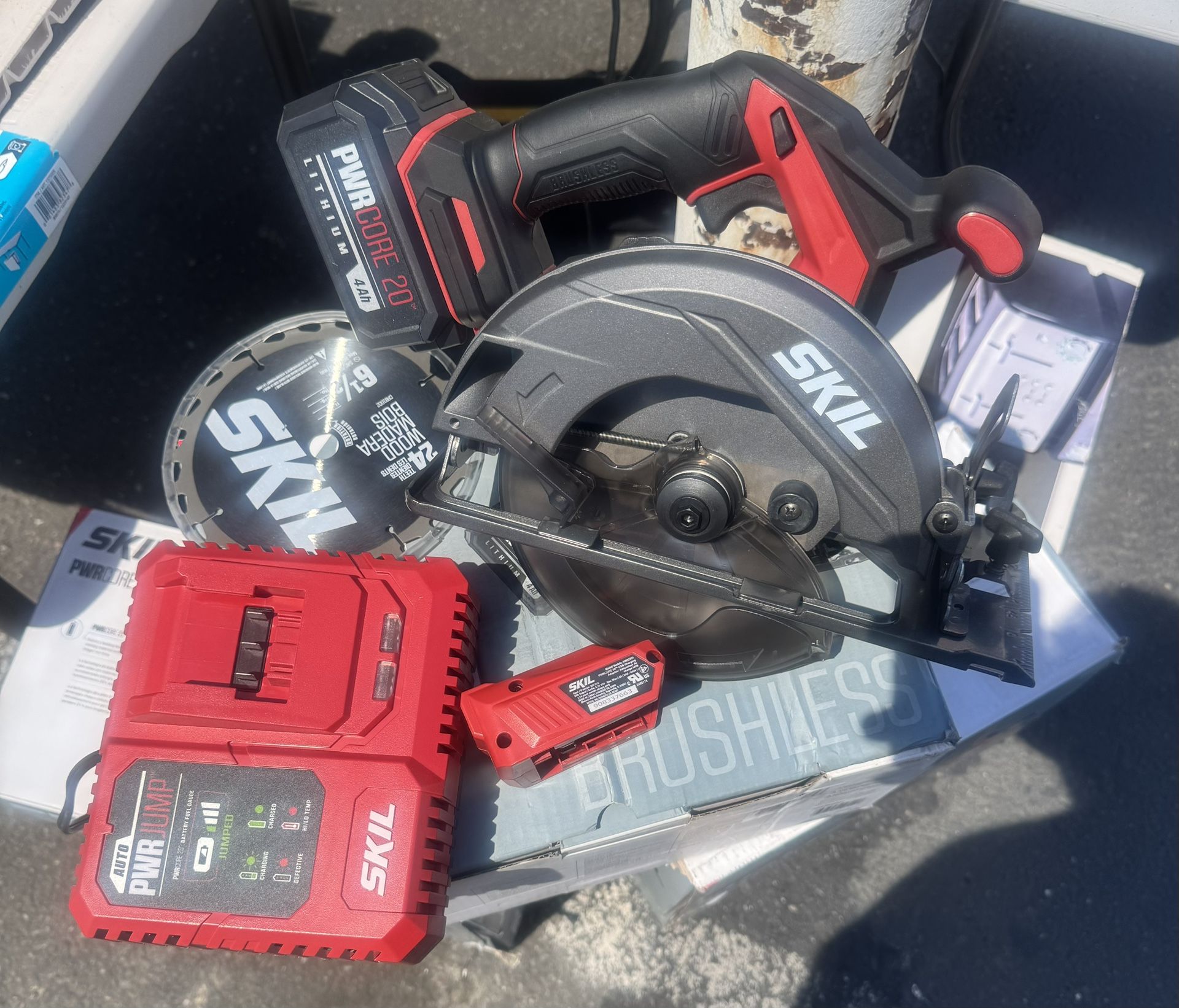 SKIL PWR CORE 20 Brushless 20V 6-1/2'' Circular Saw Kit, Includes 4.0 Ah Battery, PWR ASSIST UBS Adapter AND PWR JUMP Chargers