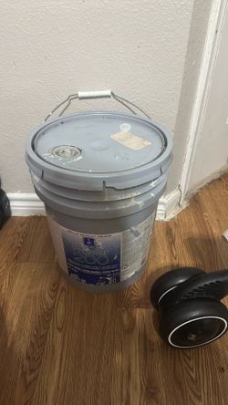 Sherwin Williams - white paint Bucket of paint
