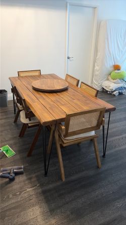 TABLE+ CHAIRS