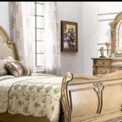 Queen Traditional Bedroom Set.  $1800