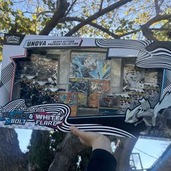 Pokémon Scarlet & Violet – Black & White: Bolt & Flare – Unova Heavy Hitters Premium Collection