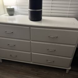 White Dresser / 6 Drawers 