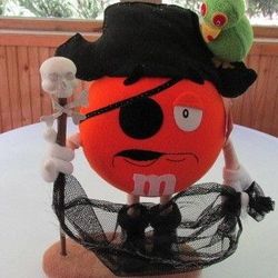 M&M'S(R) "CRISPY" AS A PIRATE FIBER OPTIC HALLOWEEN CHARACTER 2004