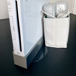 Nintendo Wii Console & 2 Controllers