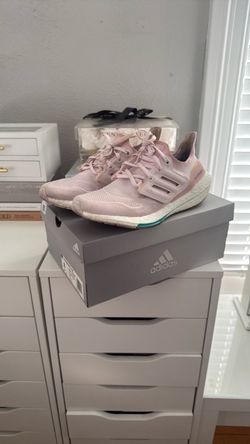 Women’s Adidas Ultraboost 22 (Size 8- Fits 8.5/9)