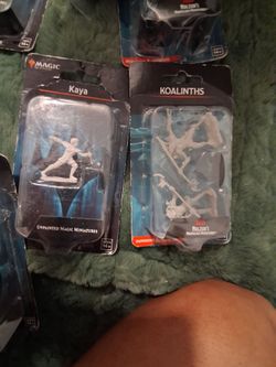 Magic card figurines