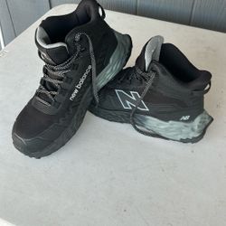 Men's New Balance Composite Toe Metal Free Mid Work Shoe MUFCMCEHBG Code: NB-MUFCMCEHBG