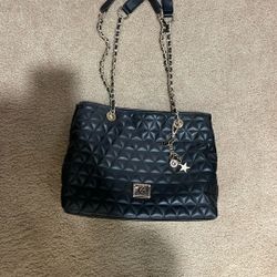 Guess Purse with Three Openings On The Inside 