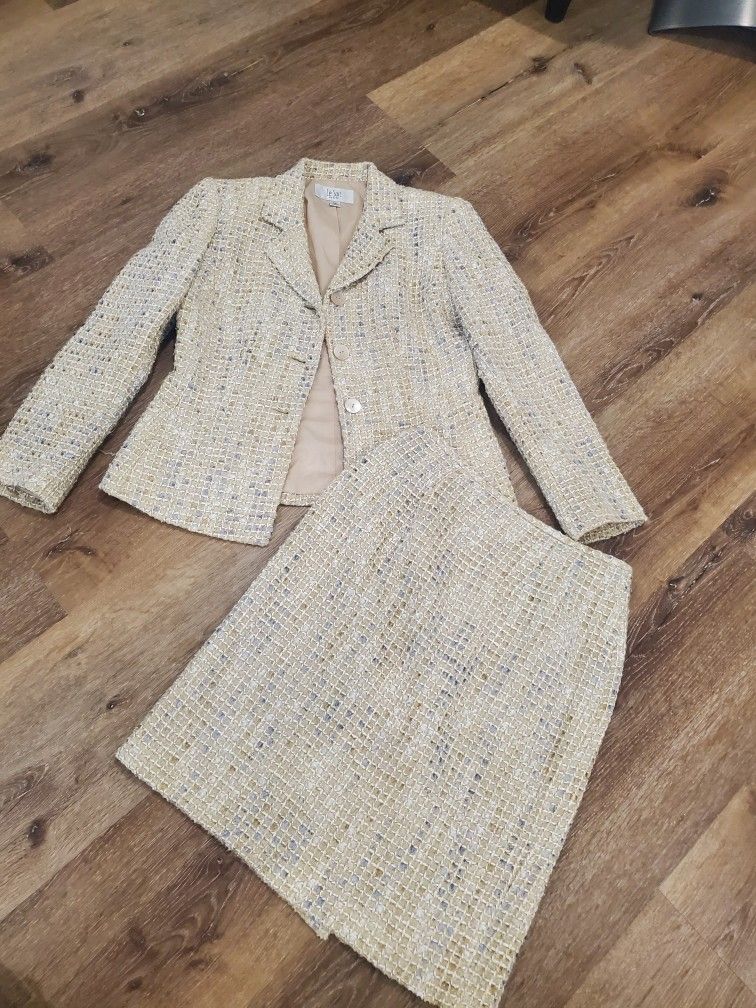 Le suit suit and skirt cream color women size 4P,All Products : American Fashion Style Bags On Sale