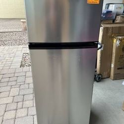 Vissani 7.1 cu. ft. Top Freezer Refrigerator in Stainless Steel Look (Not Working)