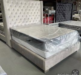 NEW IN BOX 6FT Tall Silver Grey Tufted Velvet Fabric with diamonds Queen And King Size