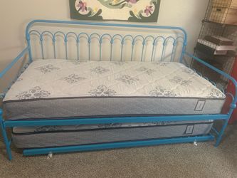Daybed with trundle