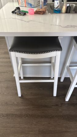 3 brand new barstools