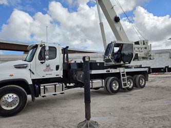 2013 FreightLiner crane
