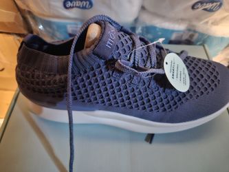 Mosin vigor 9.5 walking sneakers brand new in box