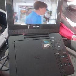 7" SONY PORTABLE DVD Mp3 PlAYER IN GOOD CONDITION CAR CABLE ONLY BATTERY IS GOOD