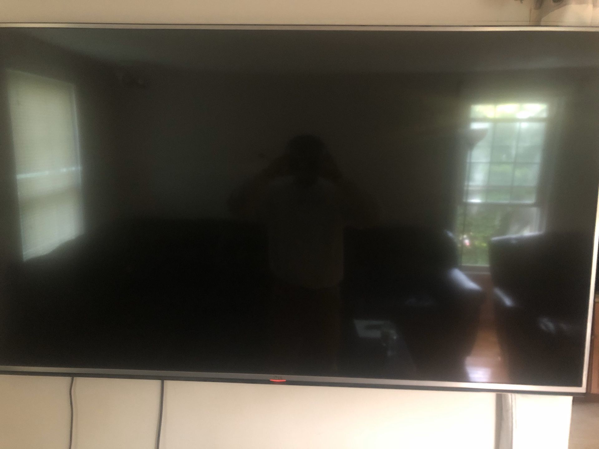 65INCH 4K LG TV !! Great condition ! You can only mount this tv !