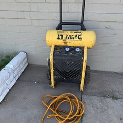 DEWALT D55146 4.5 Gallon 200 PSI Air Compressor