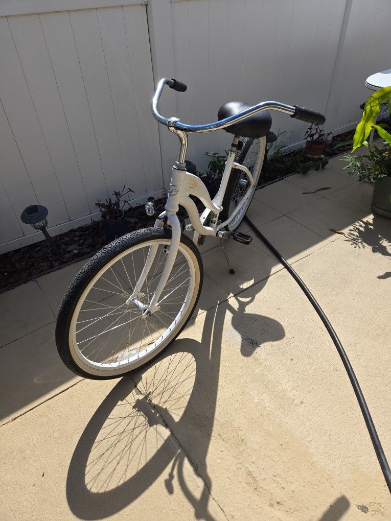 White , SIMPLE CRUISERS BY GIANT WOMANS BIKE IN NEW CONDITIONS , FOR ONLY $70.