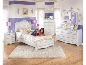 Ashley Furniture Twin Bed 5pc Set NEW