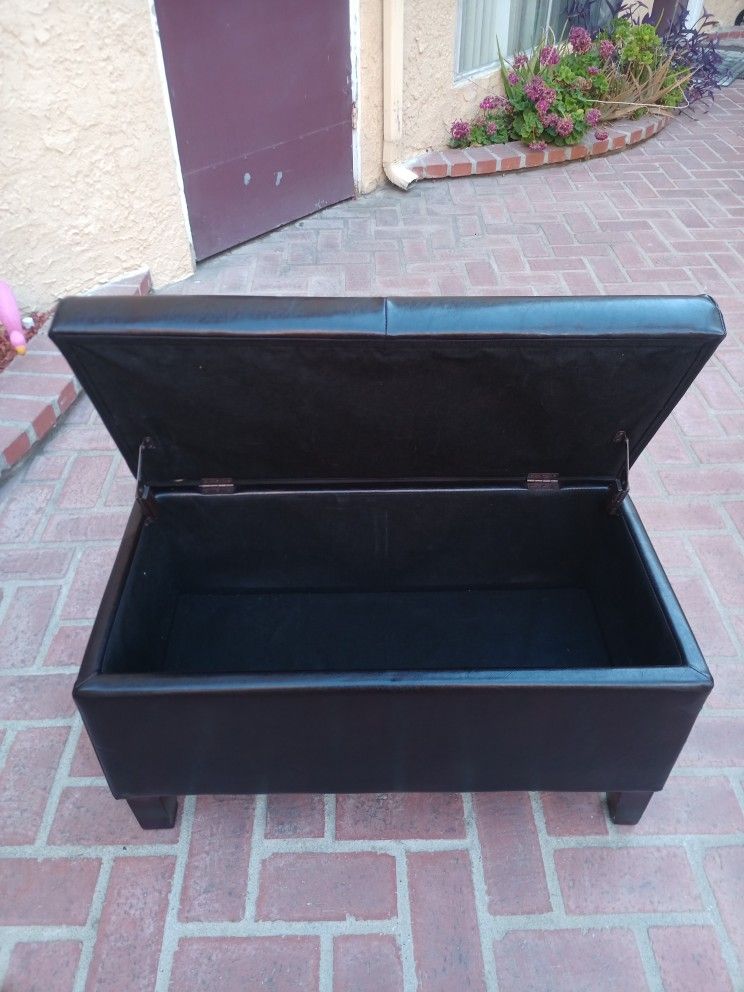 STORAGE BENCH & OTTOMAN 