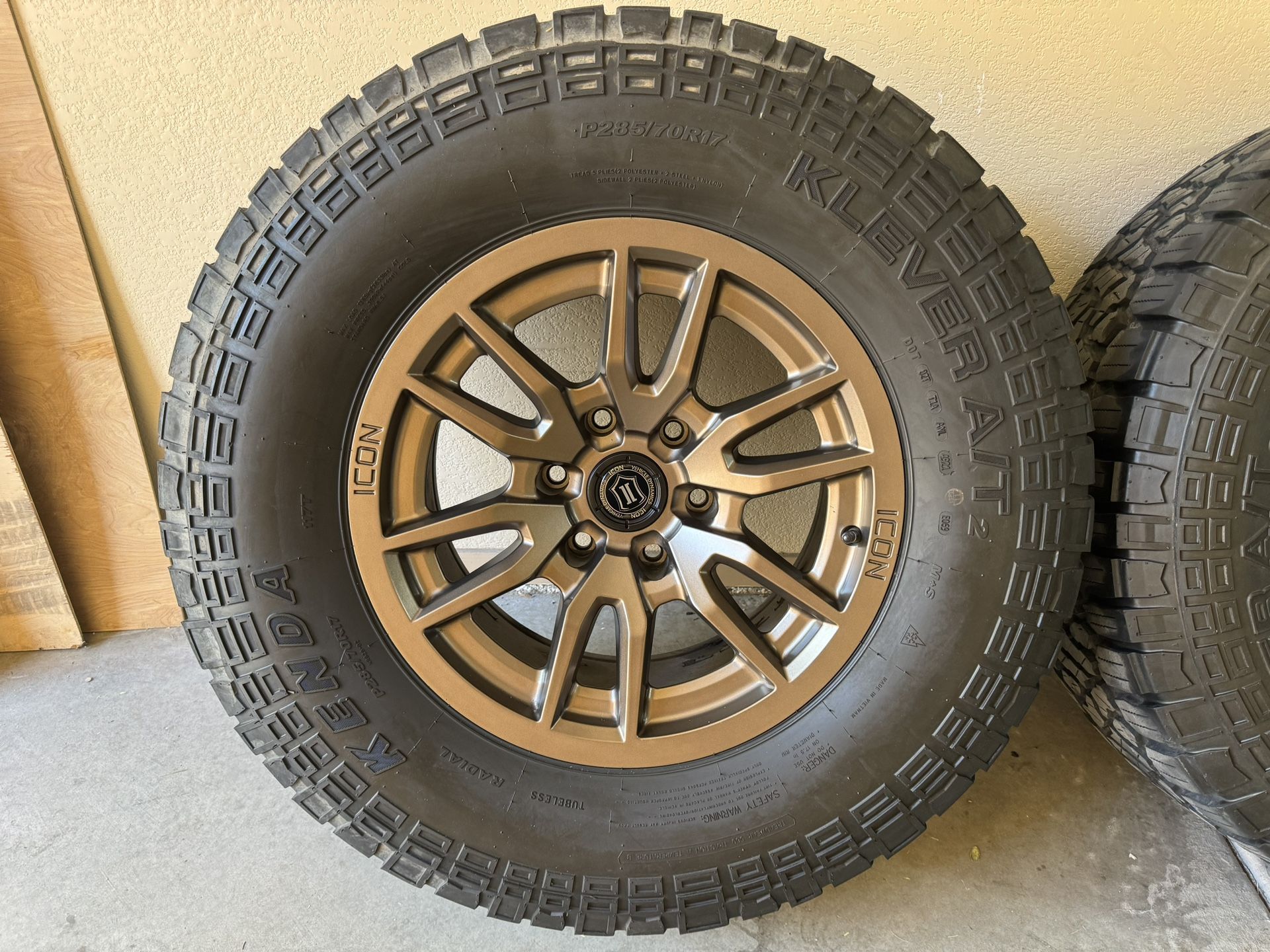 ローリングスICON Set of 5 X Bronze Icon Vector 6 4Runner/GX470 Wheels and Tires for