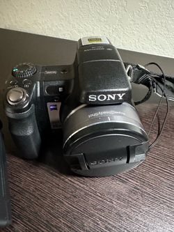 Sony Cyber-shot DSC-H9 8.1MP Digital Camera 15x Optical Zoom w/ Battery & Charger