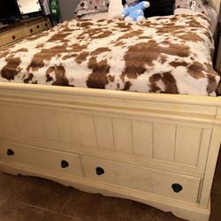 Solid Wood Queen Bedroom Set – $300 Or best offer ( Set Only)