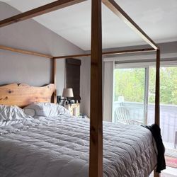 Cal King Poster Bed With 1 Yr Old Sealy Matress