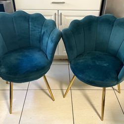Scalloped Back Set of Chairs 