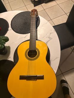 Lucero lc100 classical guitar