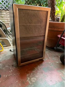 Insignia beverage mini fridge