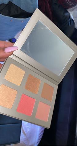 Brand New iconic Contour/Blush Pallet $15